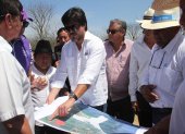 El ministro de Gobierno, José De La Gasca, en un recorrido por una zona rural de Salinas, Santa Elena.