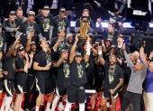 Giannis Antetokounmpo levanta para Bucks el primer título de la temporada.