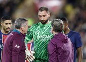 Gianluigi Donnarumma (c) fue asistido de inmediato por el cuerpo médico de PSG