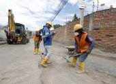 Obra. Después de años de abandono, las calles SB4B y Juan Montalvo reciben mantenimiento con trabajos de repavimentación durante el día.