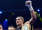 Usyk con los cinturones de las tres organizaciones mundiales.