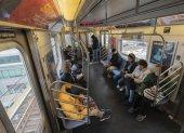 Una foto referencial muestra el interior de un vagón del metro de Nueva York.