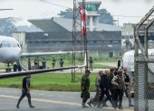 Fotografía de archivo en donde se ve al ministro de defensa de Ecuador, Gian Carlo Loffredo Rendon (3-d) mientras llega a la ciudad de Guayaquil (Ecuador).
