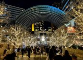 Las calles de ciudades niponas como Tokio, Osaka y Yokohama se visten de luces, decoraciones y mercados navideños similares a los europeos.