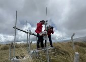 En la revisión de los equipos de monitoreo ubicados en el volcán Rumiñahui.