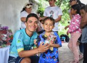 Martín junto a uno de las niños agasajados de la parroquia La Esperanza, en Ibarra.