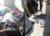 La policia detuvo a cuatro sospechosos, decomisó armas y una granada.