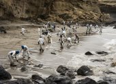 Integrantes de Petroperú limpian un derrame de petroleo en la playa La Capullana, distrito de Lobitos, en la provincia de Talara, en el norte de Perú.