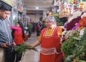 En el mercado Diez de Agosto de Cuenca se vende variedad de plantas medicinales para los baños de suerte de fin de año.