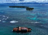 En las aguas turquesas de las islas de arena blanca del archipiélago caribeño de Guna Yala, un enorme ferry medio hundido y oxidado se destaca entre el cementerio de barcos que amenazan la navegación.