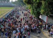 Varios migrantes aparecen haciendo fila el 22 de diciembre de 2024, para realizar sus procesos migratorios, en el municipio de Tapachula en Chiapas (México).
