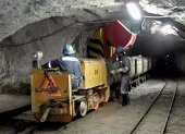 Labor. Trabajadores laborando en un mina en Perú.