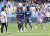 Jugadores de Emelec con expresiones de desagrado luego de su último partido de LigaPro. Fueron los últimos de la segunda etapa