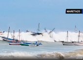 Un fuerte oleaje azota la costa peruana, especialmente en Tumbes y Piura, tras el maretazo que genera olas de hasta tres veces su altura habitual.