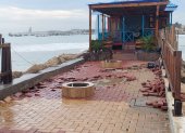 Los daños que se produjeron en el malecón de La Libertad destruyeron un local de ventas de ceviches.