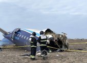 Miembros de los servicios de emergencias trabajaron en el rescate de pasajeros del avión que se estrelló este miércoles 25 de diciembre en Kazajistán