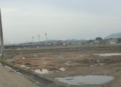 Espacio. El predio donde se plantea el proyecto arquitectónico hoy está abandonado, se evidencia basura y charcos producto de las lluvias registradas en la ciudad en los últimos días.
