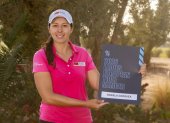 La golfista Daniela Darquea con el reconocimiento obtenido en Marruecos que le certifica su participación en el Ladies European Tour en 2025.