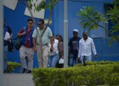 Los familiares de los menores desaparecidos son acompañados por miembros del Comité Permanente de Derechos Humanos.