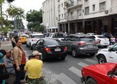 El transito complico el movimiento tanto de conductores como peatones.