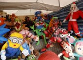 Más de 100 monigotes se comercializan en las carpas ubicados frente a la Tribuna del Sur, en el sector de la Atahualpa.