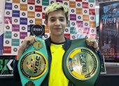 Valentino Dimitrov Alcívar posa con los cinturones que ha ganado en la rama amateur a nivel nacional y mundial, con tan solo 11 años.