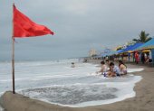 Riesgos recomienda no ingresar al mar mientras la alerta esté vigente; el riesgo es alto.