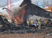 Bomberos y equipos de rescate trabajan en el lugar donde un avión Boeing 737-800 de Jeju Air se estrelló y estalló en llamas en el Aeropuerto Internacional de Muan.