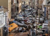 Decenas de vehículos apilados en una calle de Sedaví tras ser arrastrados por la corriente durante la dana el pasado 29 de octubre.