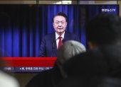 Una pantalla de televisión muestra una transmisión en vivo del presidente de Corea del Sur, Yoon Suk Yeol, dirigiéndose a la nación.