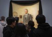 Los visitantes de la Galería Nacional de Retratos del Smithsonian contemplan un retrato del expresidente estadounidense Jimmy Carter en la Oficina Oval de la Casa Blanca.