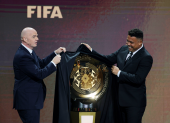 GIanni Infantino (i) junto a Ronaldo en la presentación del Mundial de Clubes 2025