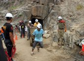 Producción. Un grupo de personas trabajan en una mina en Perú.