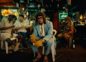 Bad Bunny en el video de su canción "PItoRro de Coco".