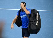El tenista serbio Novak Djokovic se despidió del torneo de Brisbane superado en los cuartos de final por el ‘gigante’ estadounidense Reilly Opelka, quien se impuso por parciales de 7-6(6) y 6-3 tras firmar dieciséis saques directos en una hora y 46 minutos.
El norteamericano, 293 del ránking ATP, de 211 centímetros y 27 años, con cuatro títulos en su historial aunque los últimos en Dallas y Houston en el 2022 y con la final del Masters 1000 de Canadá como mérito más llamativo, logró una de las victorias más importantes de su carrera al imponerse al ganador de veinticuatro Grand Slam que regresaba en Brisbane a la competición desde septiembre pasado, en el Masters 1000 de Shangai.
En su preparación para el Abierto de Australia Djokovic dejó dudas. Tras ganar al australiano Rinky Hijikata y el galo Gael Monfils en las rondas anteriores, fue superado por Opelka, un tenista de menor rango pero experto en superficies rápidas.
El serbio mantuvo el tipo en el primer set pero acusó la perdida de la manga en el desempate. Después, en el segundo, cedió su saque en el cuarto juego y ya no lo recuperó.
Djokovic, que en el 2024 no logró título alguno en el circuito aunque fue campeón olímpico en París, no pudo evitar el primer batacazo del 2025, a nueve días del inicio del primer Grand Slam de la temporada.
“Es el mejor jugador que este deporte ha visto. Es díficil estar en su posición. Puede analizarme a mí o a otros oponentes durante todo el día, pero la realidad es que no tenemos nada que perder contra él”, elogió Opelka a Djokovic.
Opelka jugará en segunda ronda contra el francés Giovanni Mpetshi Perricard que se impuso al checo Jakub Mensik por 7-5 y 7-6. La otra semifinal la disputarán el checo Jiri Lehecka, que eliminó al chileno Nicolas Jarry y el vigente campeón, el búlgaro Grigor Dimitrov que superó al australiano Jordan Thompson.