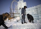 Los trabajadores preparan bloques de hielo en el Festival de Hielo y Nieve de Harbin, en Harbin, provincia de Heilongjiang, China, el 2 de enero de 2025.
