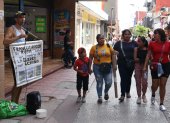 MEX8903. TAPACHULA (MÉXICO), 04/01/2025.- El migrante de origen ruso Tajir (i) canta para recibir ayuda este viernes, en el municipio de Tapachula en Chiapas (México). Rusos buscan refugio en México por ser LGBTI o escapar de la guerra, mientras el Gobierno mexicano reporta una subida interanual del 64 % en la migración irregular de Rusia. EFE/ Juan Manuel Blanco