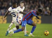Moisés Caicedo (i) sigue la marca de un jugador de Crystal Palace en el empate 1-1 de Chelsea