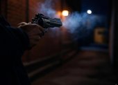 Foto referencial de arma disparándose