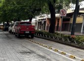 En algunas calles del centro de la ciudad, la ciclovía se convierte en parqueo de carros