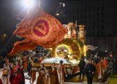 MADRID, 05/01/2025.- Tradicional cabalgata de los Reyes Magos, que desfila este domingo por el centro de la ciudad de Madrid, en una jornada con previsión de luvias que no impide que los más pequeños tengan la oportunidad de ver a Melchor, Gaspar y Baltasar antes de visitar cada casa para el reparto de regalos.- EFE/Víctor Lerena