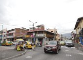 Tránsito. En la parroquia de Tumbaco las calles son estrechas lo que complica aún más la circulación de los vehículos.