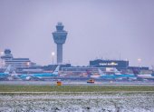 Haarlemmermeer (Netherlands), 05/01/2025.- Snow blankets the tarmac at Amsterdam Airport Schiphol in Haarlemmermeer, the Netherlands, 05 January 2025. The airport is warning of delays and cancellations due to winter weather. (Países Bajos; Holanda) EFE/EPA/Nickelas Kok