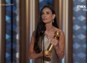 Demi Moore durante su discurso cuando recibió su primer Globo de Oro como Mejor Actriz por su papel en "La Sustancia".