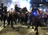 La policía montada israelí dispersa a la multitud durante una manifestación, frente a la sede del Ministerio de Defensa en Tel Aviv el 4 de enero de 2025.