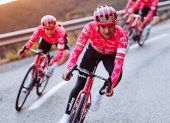 Richard Carapaz luce el nuevo uniforme del EF Education-EasyPost.