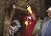 Trabajo. Un grupo de mineros peruanos en sus labores.