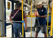 Comerciantes informales ofrecen sus productos en los buses articulados