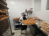 Panadería. Una foto referencial de la elaboración de panes, en Bolivia quieren subirle el precio al alimento.