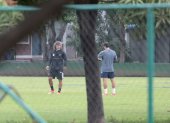 El técnico Leonel Álvarez (i) tomó distancia del plantel mientras realizaba la práctica física en el Polideportivo de Los Samanes